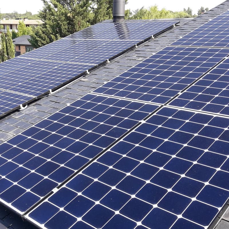 Paneles solares en una cubierta